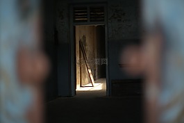 門口,老房子,晚上在家里