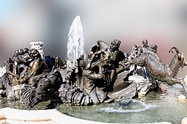 旋轉(zhuǎn)木馬前,紐倫堡,噴泉