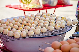 它燃燒。,它的雕像。,街道 thafut