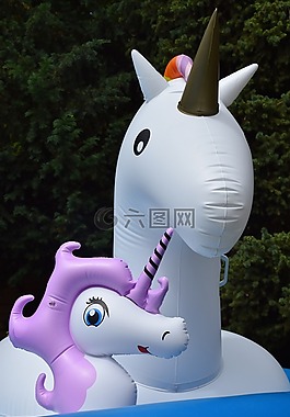 獨角獸,兩個喇叭,三個喇叭