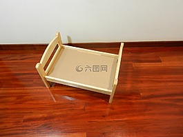 床上的娃娃,玩具,木材