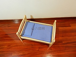 床上的娃娃,床墊,玩具