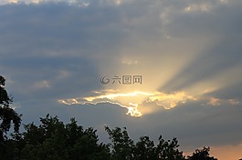 此刻,陽光,云