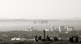 人,坐,草