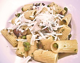 boccolotti 面食,豌豆,咸肉
