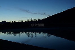 不久在日出之前,水中倒影,湖