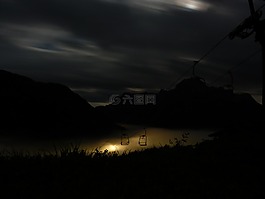 山区铁路,升降椅,夜