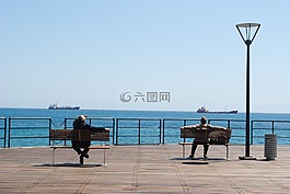 看著船,坐在碼頭上,坐