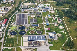 處理廠的廢水,煉油廠,航拍照片