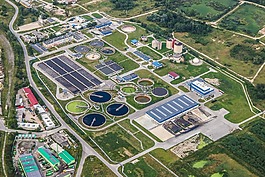 處理廠的廢水,煉油廠,航拍照片