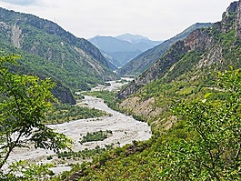 阿爾卑斯山河,狹窄的山谷,樂var