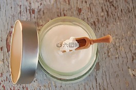在罐子椰子油,在木勺椰子油,木勺