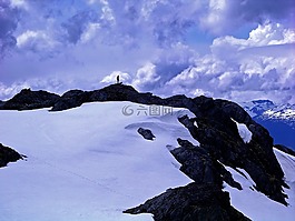 雪帽的山,多云的天空,徒步旅行