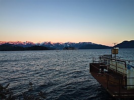 高山的夕陽,生銹的碼頭,海洋日落