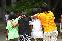 拥抱。,团结,朋友
