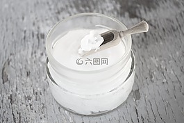 在木勺椰子油,在玻璃瓶椰子油,黑色和白色