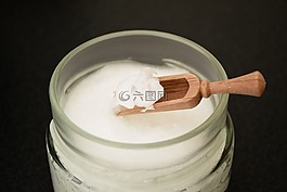 在木勺椰子油,在玻璃瓶椰子油,石油