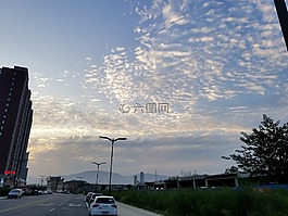 藍(lán)天,白云,下班