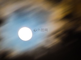滿月,天空飄過的云朵,陰沉