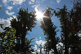 太陽,藍(lán)藍(lán)的天空,云