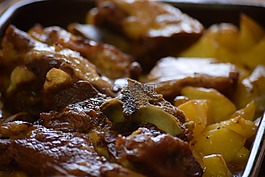 主菜,烤肉和土豆,烤土豆
