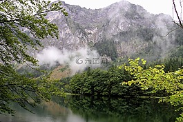 湖,山,霧