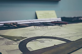 筆,標(biāo)尺,指南針