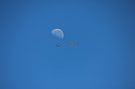 一半,月亮,藍(lán)色的天空