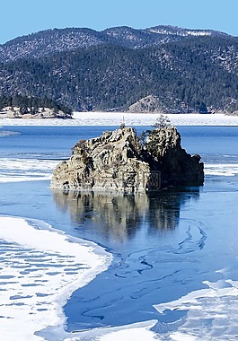 凍的湖,巖,山下湖
