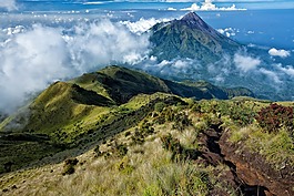 默拉皮火山,一个活跃的火山,游戏泡泡山的美景