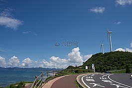 路,藍(lán)色的天空,風(fēng)力發(fā)電機(jī)組