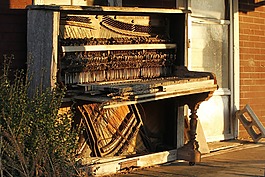 旧楼,旧钢琴,弃