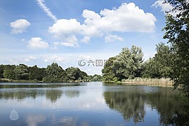 池,水,云
