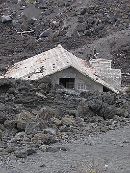 山火山,巖漿,淹沒的房子