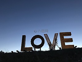 艾爾利中心,愛,跡象