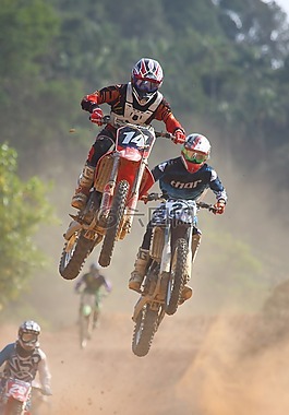 電機的十字架,事件,莫妮卡灣海灘