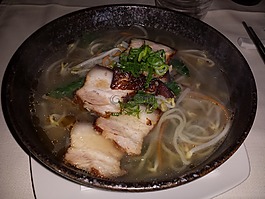 乌冬面,拉面,乌冬面在肉汤