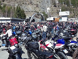 勃朗峰隧道,摩托車、 自行車,紀念劍