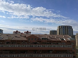 藍(lán)天,白云,屋頂