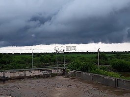 云,雨,黑