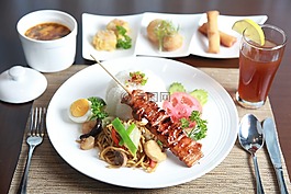 豬肉燒烤,面條,午餐套餐