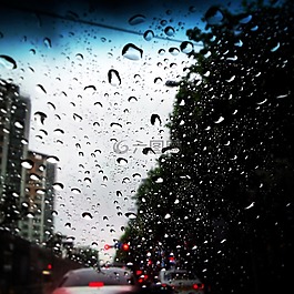 一個下雨天,窗口,撲簌