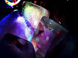 冰的多維數據集,照亮,慶祝活動