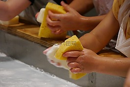 孩子的手,肥皂沫,肥皂泡沫