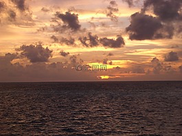 日落,藍(lán)色的大海,云