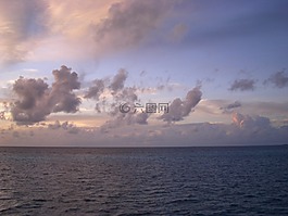 早晨的阳光,蓝色的大海,云