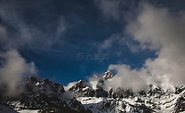 山,谷,云