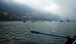 印度的奈尼塔尔,湖,暴风雨的天气