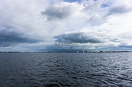 云,水,帆船