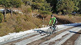 骑单车的男子,骑自行车,雪